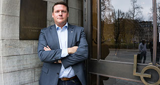 Tobias Baudin kräver svar av Sverigedemokraterna.